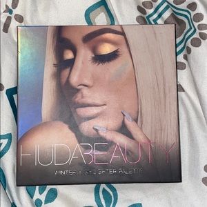Huda beauty highlighter pallet